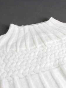 Detailaufnahme weißer Strickpullover mit geripptem Stehkragen und Strukturmuster
