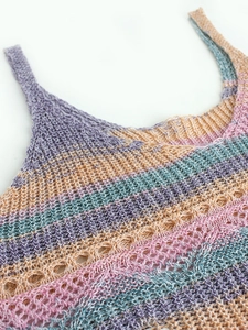 Détail de la texture crochetée à rayures arc-en-ciel et du motif ajouré respirant sur le haut