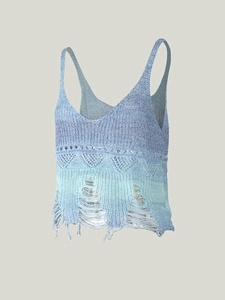 Détail du haut court en maille dégradé bleu avec ourlet effiloché et finitions franges