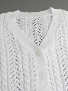 Gilet blanc en maille col V avec détails ajourés et motifs torsadés au style élégant