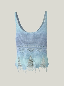 Détail du débardeur en maille dégradé bleu avec motifs ajourés et ourlet à franges