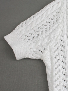 Gilet en tricot blanc avec motifs au crochet ajourés et poignets côtelés épurés