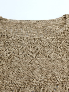 Gestricktes Langarm-Minikleid mit V-Ausschnitt und Häkelmuster in stilvollem Khaki