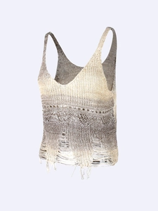 Détail du débardeur de plage en tricot à col V avec rayures dégradées et ourlet effiloché
