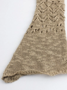 Detailaufnahme des khakifarbenen Strickkleids mit geometrischem Lochmuster-Design