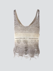 Détail du débardeur en maille à col en V avec dégradé et ourlet déchiré style vintage