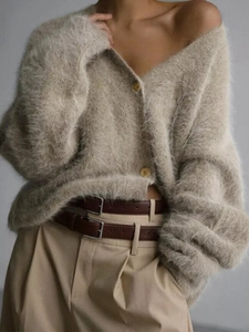 Knitted V-neck cardigan in beige plush fabric with dark buttons and a loose fit