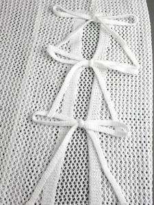 Gonna in maglia bianca con lacci laterali e fiocchi per stile da spiaggia