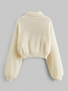 Pull à col roulé en maille côtelée beige avec manches bouffantes et coupe courte vue de dos