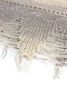 Vue détaillée du tissu en maille bohème avec tissage ajouré et finitions à franges