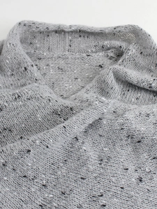 Elegante maglione grigio a maglia a maniche lunghe con dettagli a frange e trama melangiata