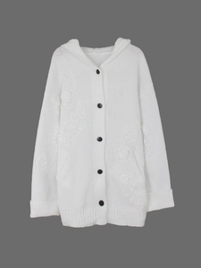 Gilet en maille blanc à capuche avec broderie florale et boutons noirs pour femmes