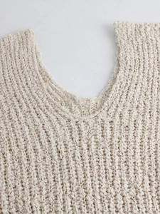 Jersey de punto grueso para mujer en blanco crema con cuello en V y diseño calado