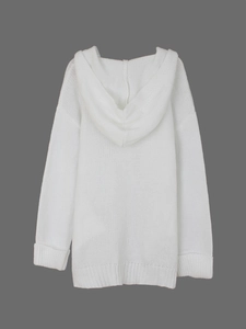 Vue arrière d'un cardigan blanc à capuche en maille épaisse avec détails côtelés