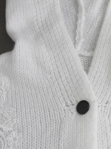Gilet à capuche blanc en maille avec broderie florale en dentelle et détail bouton