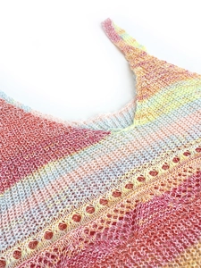 Détail du débardeur en maille arc-en-ciel montrant la texture et les points de crochet