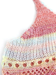 Gros plan sur la maille d'un débardeur de plage avec des motifs ajourés colorés