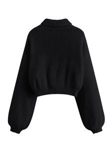 Vue arrière d'un pull noir à col roulé en maille côtelée avec des manches lanternes