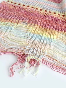 Détails de la maille crochet arc-en-ciel colorée avec franges de style boho