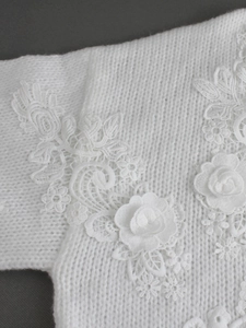 Cardigan à capuche en maille blanche avec broderie florale délicate et texture côtelée