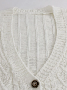 Cardigan da donna bianco con scollo a V, texture a trecce e dettaglio bottone elegante