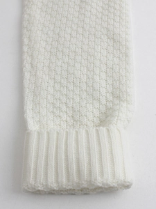 Cardigan da donna in maglia a trecce bianca con bottoni e polsini a costine strutturati