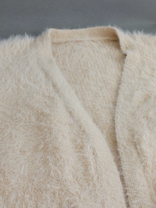 Gilet en maille beige en faux vison avec col en V profond et texture pelucheuse douce