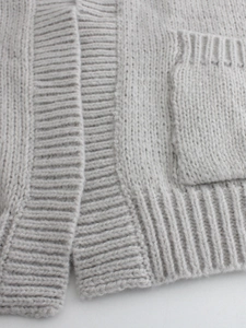 Cardigan gris classique en maille pour femme avec manches longues et poches latérales