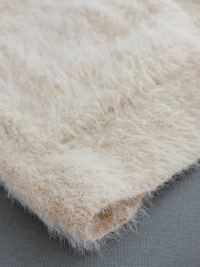 Gilet en maille beige doux pour femme avec texture mohair pelucheuse et grandes poches