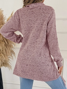 Dettaglio del retro di un maglione rosa a maglia a coste con bordi a frange