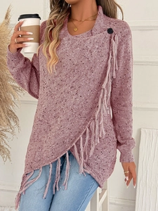 Dettaglio di un maglione a coste rosa con frange decorative e bottone laterale