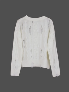 Pull en maille torsadée blanche oversize pour femmes avec détails déchirés et bords effilés