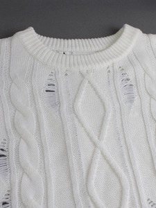 Pull blanc en maille torsadée pour femme avec col rond et détails troués usés