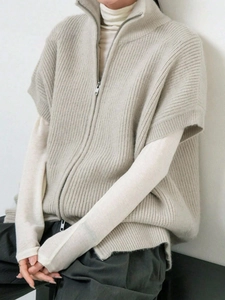 Gilet da donna in maglia a coste color avena con collo alto e chiusura a zip intera