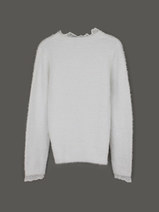 Pull en maille duveteuse blanche avec dentelle élégante au col et aux poignets