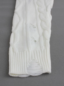 Pull en maille torsadée blanche pour femme avec détails déchirés et poignets effilochés