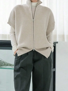 Gilet da donna in maglia a coste beige con cerniera a doppio cursore e collo alto