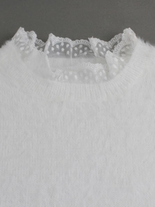 Pull en maille mohair blanche avec bordure en dentelle à pois et décolleté festonné