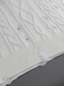 Pull en maille torsadée blanche pour femmes avec détails déchirés et manches longues