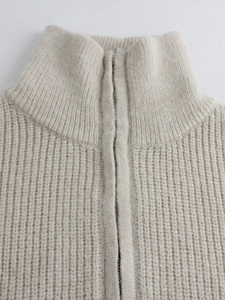 Cardigan da donna in maglia a coste color avena, maniche corte e collo alto con zip