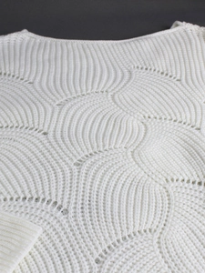 Pull blanc en maille ajourée à manches longues avec motifs festonnés élégants et col rond