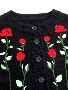 Gilet en maille noir élégant avec broderies de roses rouges et boutons classiques