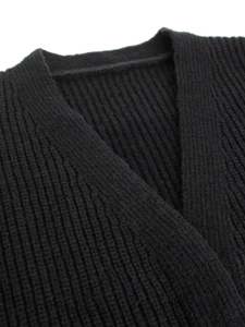 Gilet noir classique en maille côtelée avec manches longues et col en V élégant