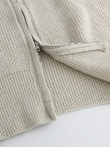 Cardigan corto da donna in maglia a coste beige con pratica zip in metallo argento