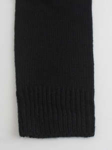 Veste cardigan noire élégante avec poignets en maille côtelée et texture raffinée