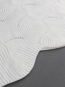 Gros plan sur un tissu en maille blanche avec texture ondulée pour pull élégant