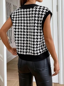 Gilet classico in maglia a pied de poule bianco e nero con girocollo a costine e senza maniche
