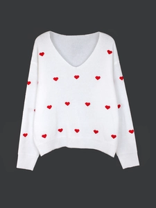 Maglione in maglia bianco con scollo a V, motivi a cuori rossi e polsini a coste