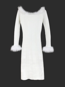 Elegantes weißes Strickkleid mit Pelzkragen, schulterfrei und vertikaler Rippenstruktur