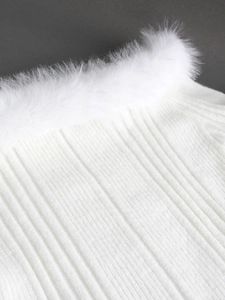 Elegantes weißes schulterfreies Strickkleid mit Rippenmuster und Kunstpelzbesatz